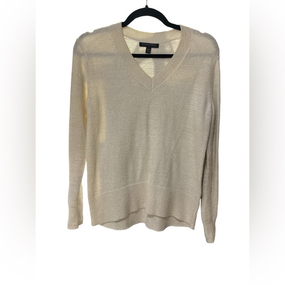 Banana Republic Cream V-Neck Sweater Lightweight Knit - Picture 1 of 3